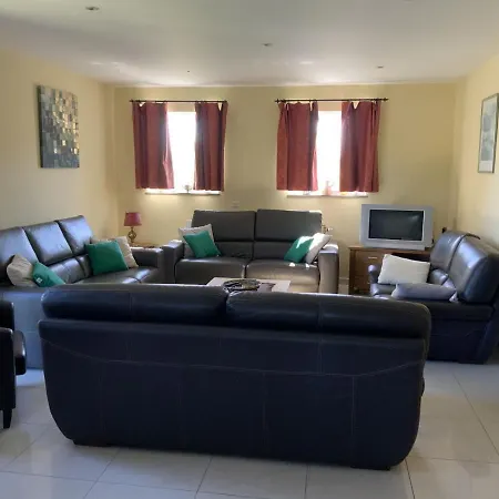 Contemporary In With Private Garden Holiday home *